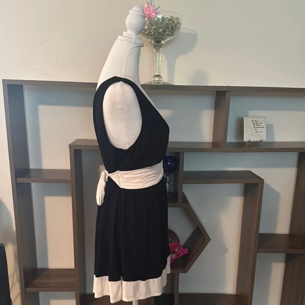 NWT Elegant Black and White Women's Sleeveless Top - Picture 4 of 9
